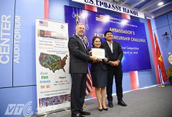 US Ambassador awards start-up projects in Vietnam