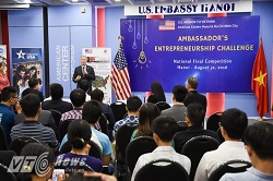 Đại sứ Mỹ Ted Osius trao thưởng cho hàng loạt dự án khởi nghiệp của thanh niên Việt